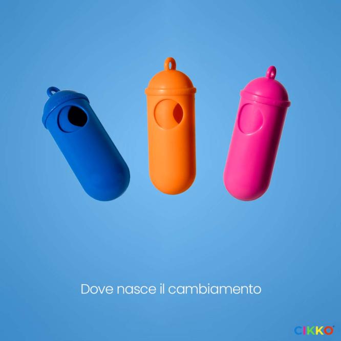 Tre contenitori colorati su sfondo blu evocano innovazione e cambiamento.