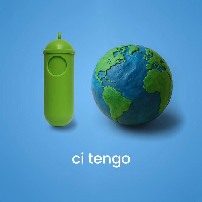 Un portachiavi verde e un globo evocano cura per l'ambiente, con 'ci tengo'.